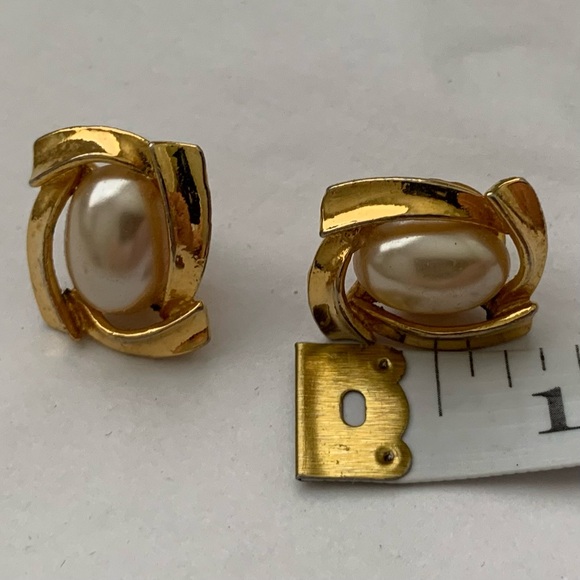 🔴 Vintage 60’s Faux White Pearl & Gold-tone Pierced Earrings Costume Jewelry 1” - Picture 8 of 10